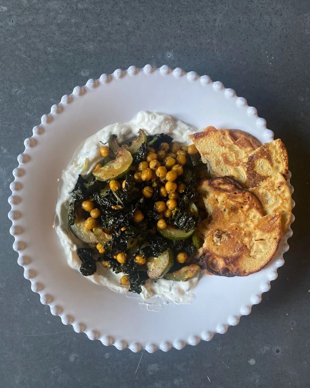 Crispy chickpeas with kale & courgettes on tzatziki with crisps