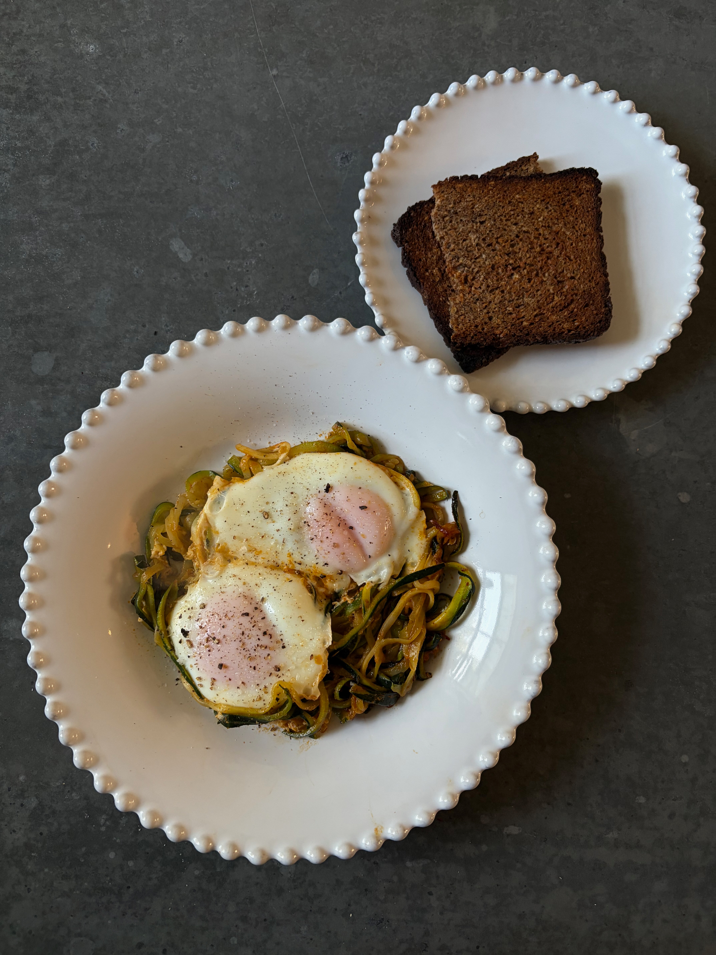 Spicy, crispy courgetti with eggs